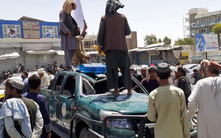 Is Talebanos conchistant Kabul: fua de tziviles dae s’Afganistàn