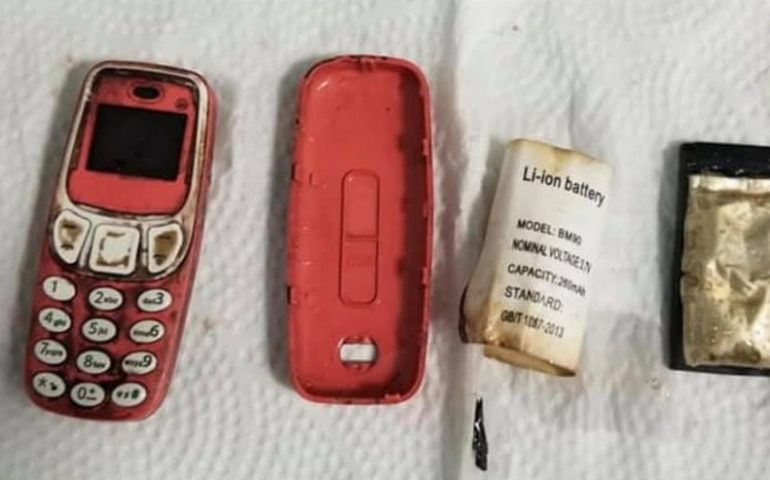 Ingoia un Nokia 3310 e lo tiene nello stomaco per 4 giorni: 33enne salvato dai medici