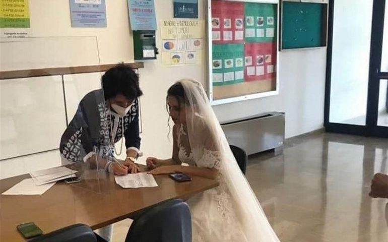 Firma il contratto da precaria nel giorno del suo matrimonio in abito da sposa