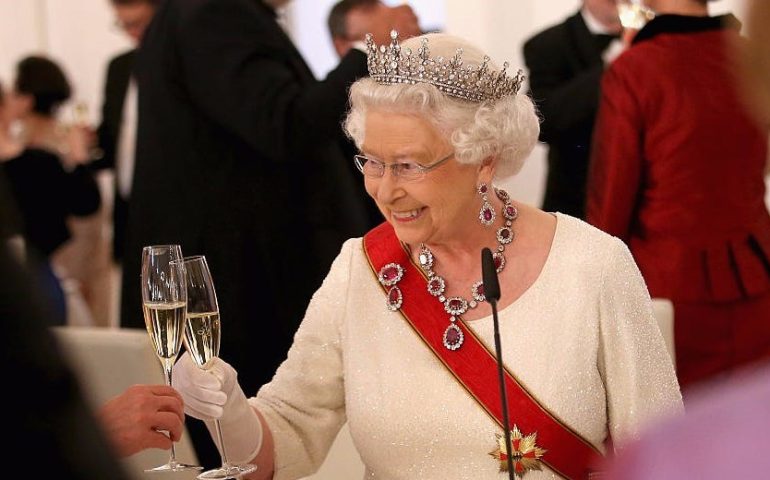 Niente più Martini Dry per la Regina Elisabetta II: il medico impone uno stop ai “cicchetti”