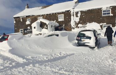 pub-tan-hill-inn-regno-unito-neve (2)