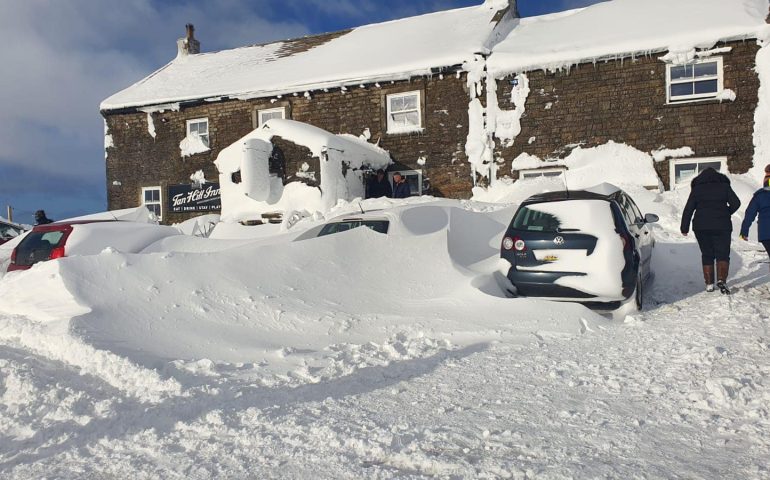 pub-tan-hill-inn-regno-unito-neve (2)