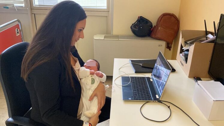 Si laurea 24 ore dopo il parto e discute la tesi con la bimba tra le braccia: 110 e lode per la neo mamma