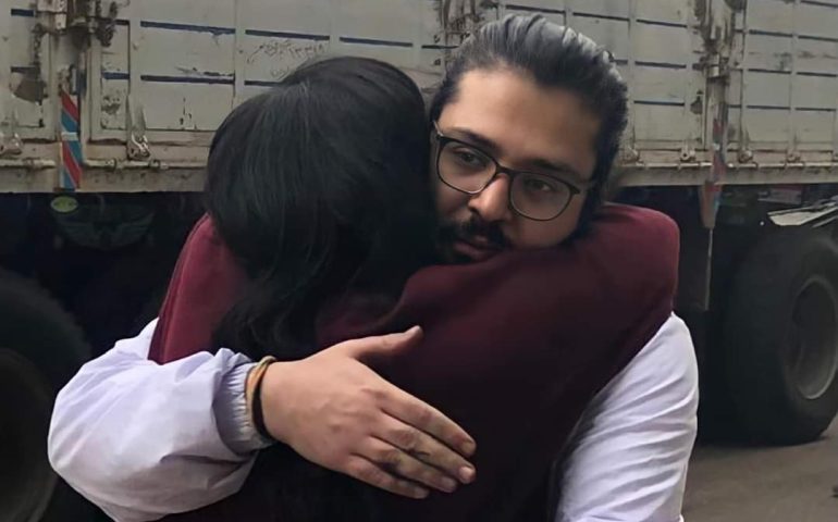 La foto più bella che vedrete oggi: Patrick Zaki abbraccia la mamma fuori dal carcere