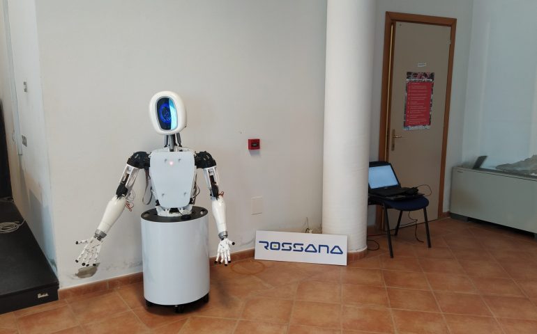 Unu robot assistente de biblioteca: est “nàschida” Rossana