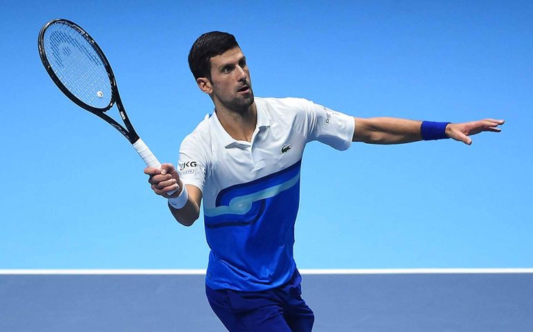 Tennis, Djokovic bloccato in aereo, in Australia per un problema al visto: è ancora polemica