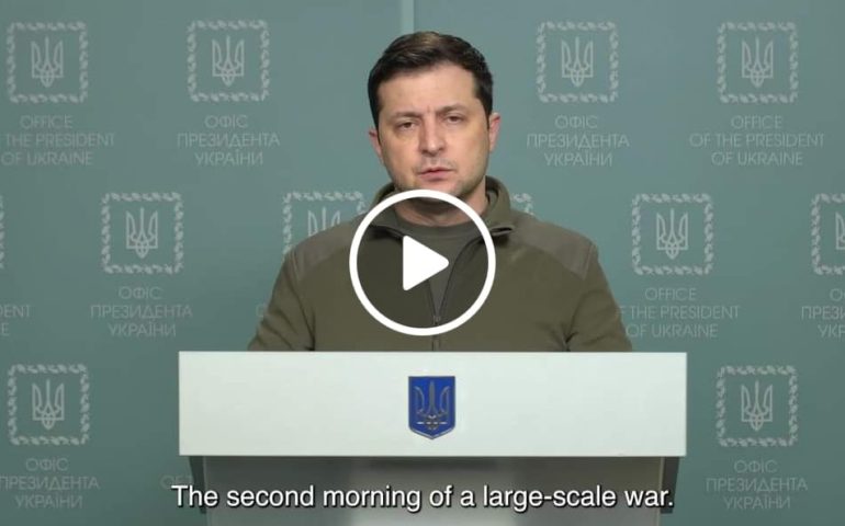 (VIDEO) Ucraina, il messaggio di Zelens’kyj: “Bombardano i civili come nel 1941. Siamo stati lasciati soli”