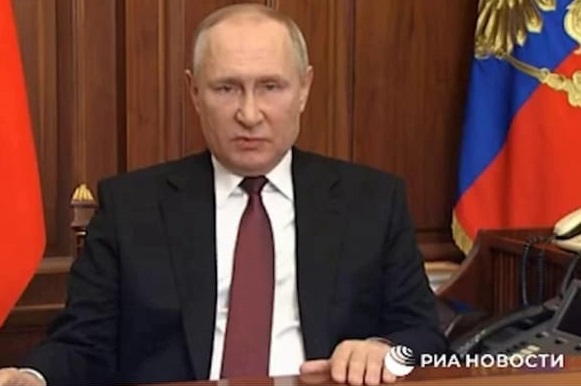 Nella notte Putin lancia l’operazione militare in Ucraina e minaccia: “Conseguenze mai viste prima per chi interferisce”