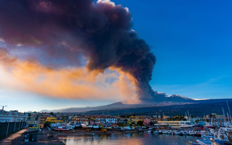 Etna, nuova eruzione spettacolare: fontana di lava e nube alta oltre 10 km