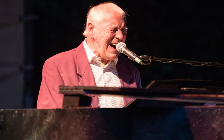 È morto Gary Brooker, cantante dei Procol Harum. Loro il celebre brano “A whiter shade of pale”