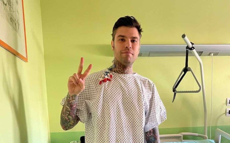 Fedez rompe il silenzio dall’ospedale: “Ho un tumore raro, mi hanno operato”