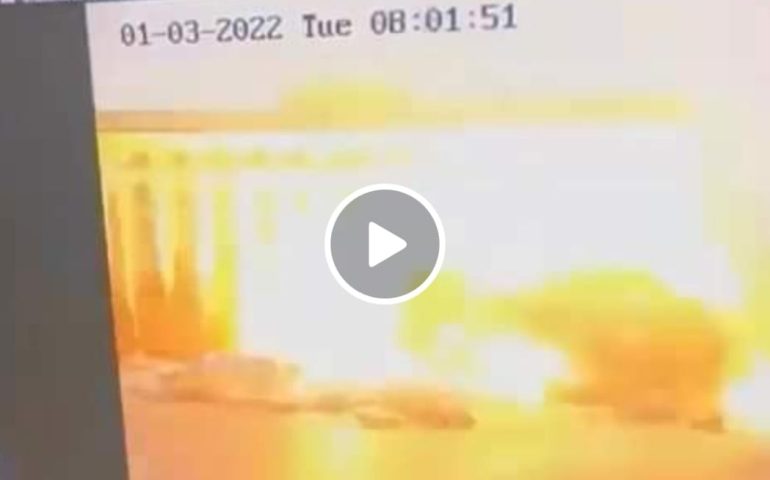 (VIDEO) Kharkiv, missile russo distrugge palazzo governativo: le immagini impressionanti dell’attacco