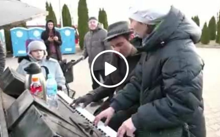 (VIDEO) Un pianoforte contro la guerra: Davide Martello suona per la pace al confine con l’Ucraina