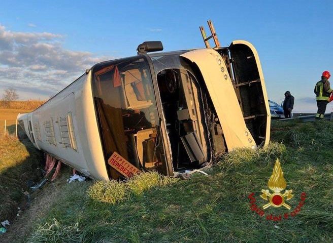 Italia, pullman che trasportava profughi ucraini si ribalta: deceduta una giovane madre