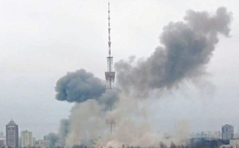 Ucraina sempre più isolata e umiliata: colpiti a Kiev la torre della tv e il memoriale della Shoah