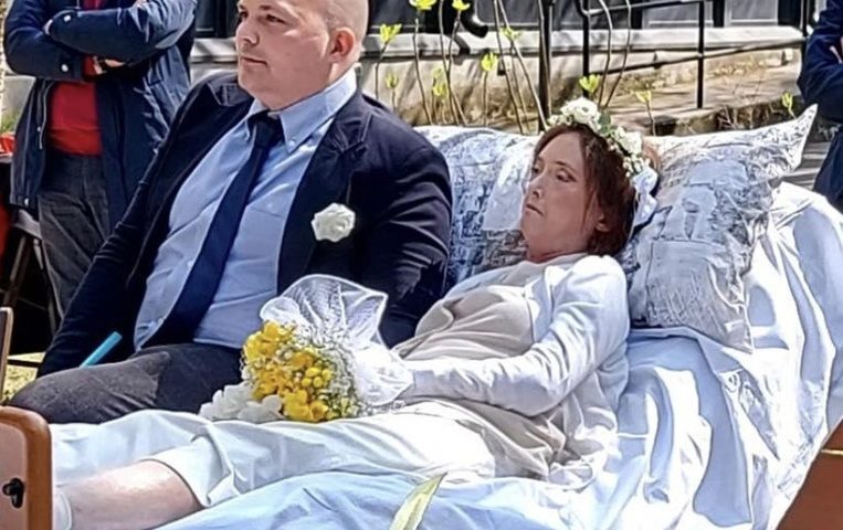 S’istòria trista de Laura, chi si còjuat Andrea pagos dies a in antis de mòrrere