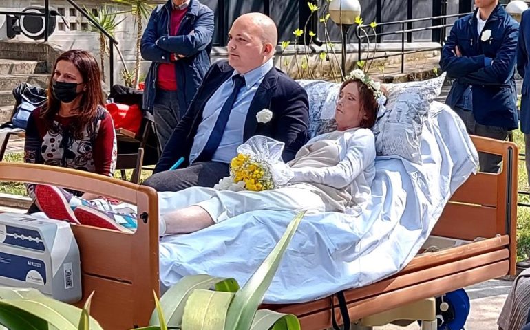 La storia commovente di Laura e Andrea: il matrimonio in ospedale poco prima di morire