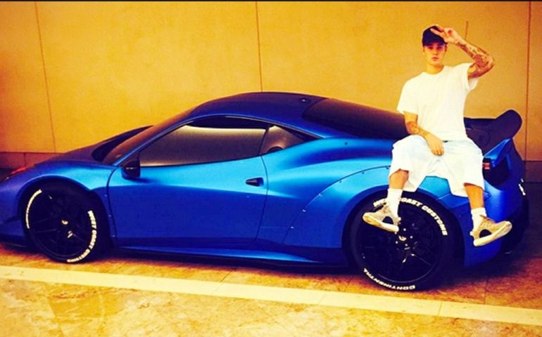 Dipinge la Ferrari di blu e dimentica dove l’ha parcheggiata: Justin Bieber nella black list del Cavallino