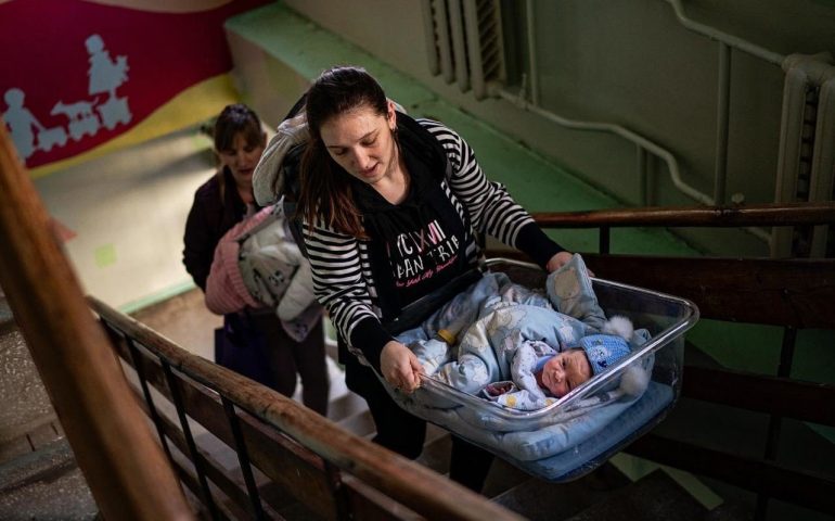 (FOTO) Mamme ai tempi della guerra: l’amore puro delle madri ucraine per i propri figli
