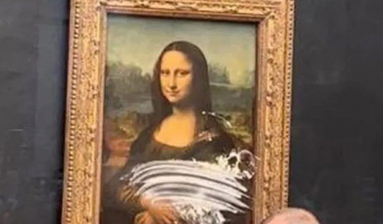 Un’òmine at iscutu una turta a sa napa a pitzu de su cuadru de sa Gioconda