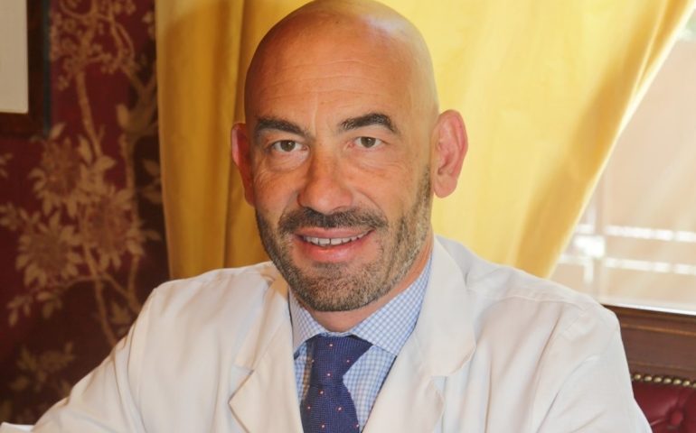 L’infettivologo Bassetti aggredito da uno coppia di no vax in un locale: “Con i vaccini hai ucciso un sacco di gente”