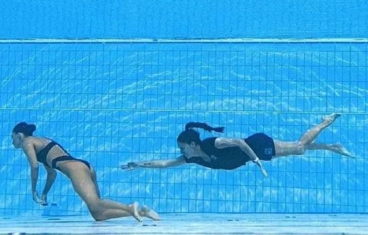 Mondiali di nuoto, attimi di grande paura per Anita Alvarez: la coach la salva dopo un malore in acqua