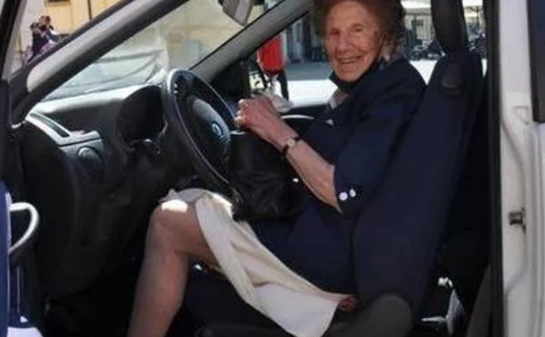 Vicenza, patente rinnovata alla bellezza di 100 anni: nonna Candida è da record