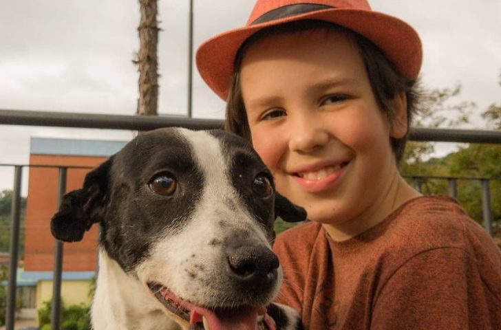 Thiago, l’undicenne che nel tempo libero fa il bagno ai cani randagi per “aiutarli a essere adottati”