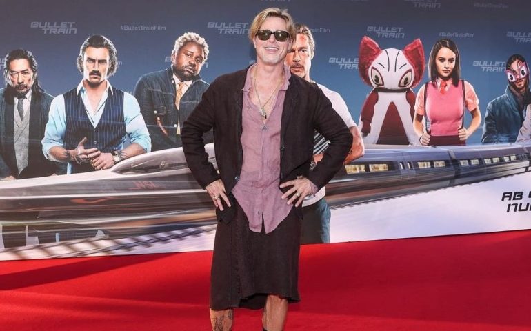 (FOTO) Brad Pitt in gonna: il celebre attore sfoggia abbigliamento “genderless” alla premiere del nuovo film