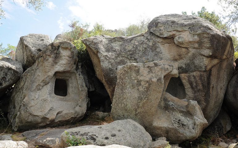 Irbono. Sa necròpoli ipogèica prenuràgica a Domus de Janas de Scerì