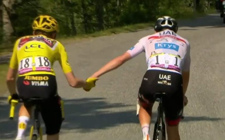(VIDEO) Tutta la bellezza dello sport al Tour de France: Pogacar cade, Vingegaard lo aspetta e si danno la mano