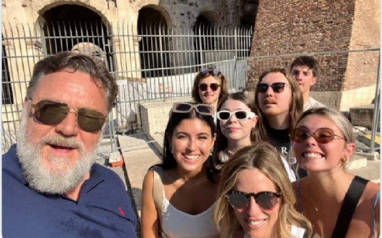 ‘Il Gladiatore’ Russel Crowe davanti al Colosseo: “Il mio vecchio ufficio”