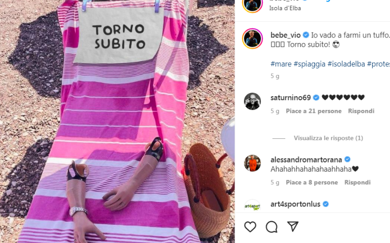 La campionessa Bebe Vio e il cartello “Torno subito”: il senso dello humor anche in vacanza