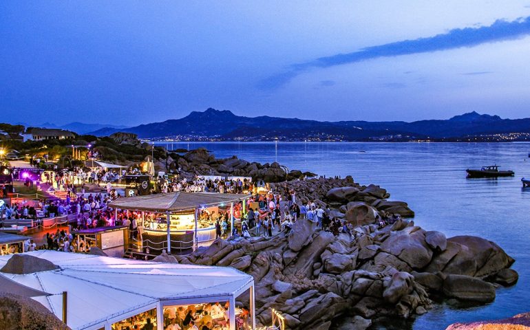 Un weekend esclusivo al Phi Beach: domenica 4 settembre l’attesissimo closing party del club più importante della Sardegna