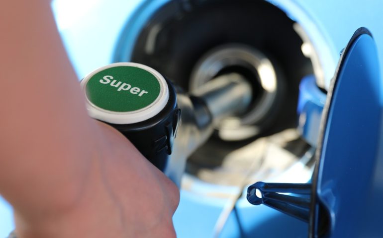 Distributore va in tilt, benzina e gasolio gratis per ore: decine di automobilisti rischiano la denuncia