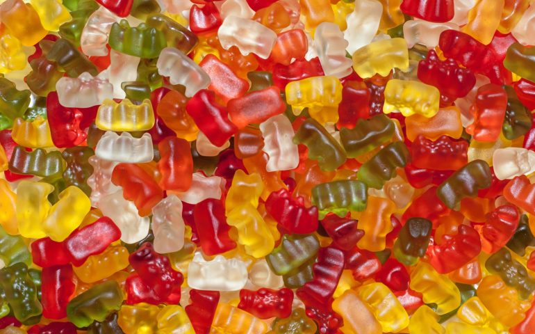 Trova un assegno di 4 milioni smarrito da Haribo e lo restituisce: “premiato” con 6 pacchetti di caramelle