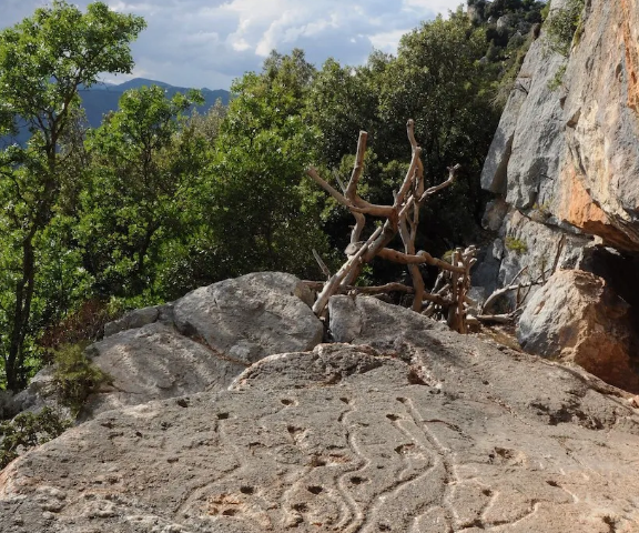 Is intzisiones ispantosas e misteriosas de sa Gruta de Janas de Baunei