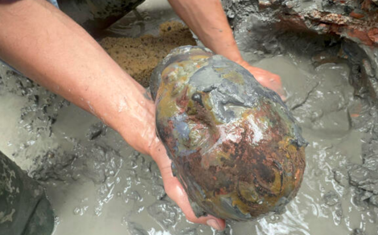“Una scoperta che cambierà la storia”. In Toscana da una vasca romana emergono 24 bronzi di importanza capitale