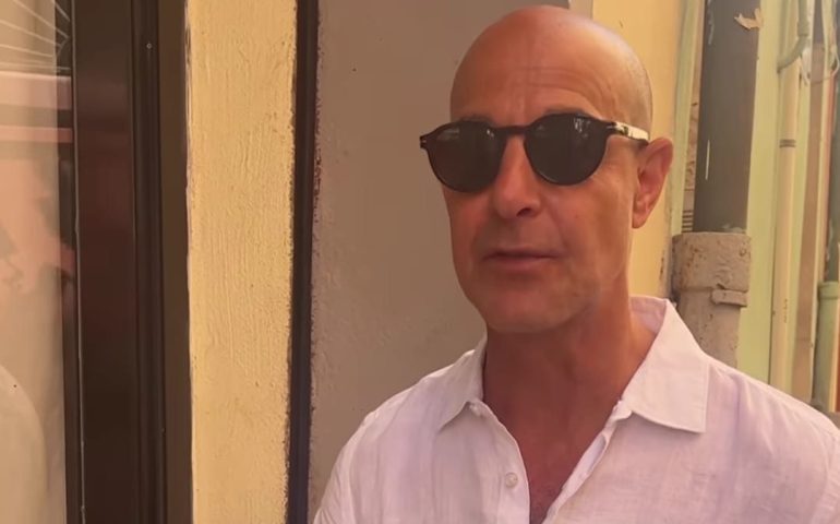 Stanley Tucci, su famadu atore americanu, in una publitzidade cun is  malloreddus