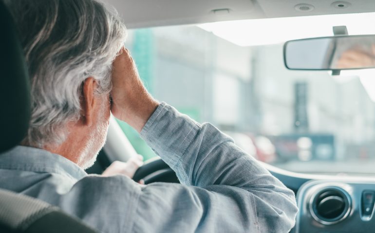 Si ferma per una sosta, dimentica la moglie in strada e se ne accorge dopo 160 chilometri