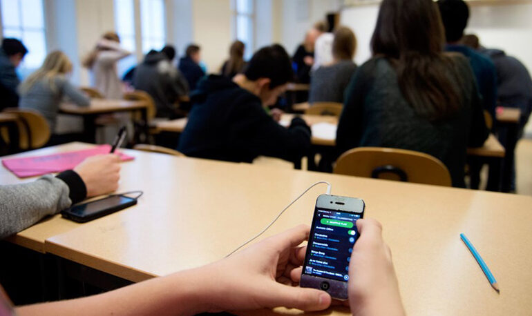 Professoressa sequestra il cellulare all’alunno: il padre la denuncia