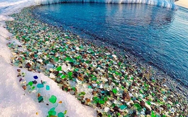 Watercolor glass beach: in Russia ecco la spiaggia arcobaleno nata da una discarica