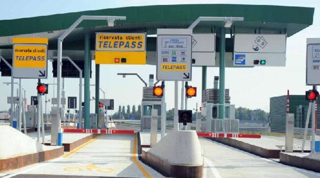 «Io 4mila euro di multa non le pago», 80enne viaggia a scrocco in autostrada per due anni