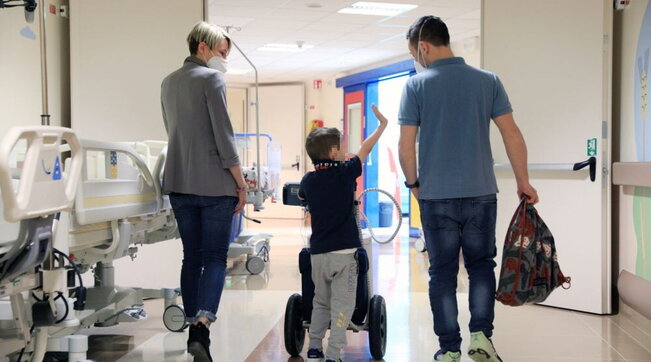 Riceve un cuore artificiale più leggero: bimbo di 6 anni riesce finalmente a uscire dall’ospedale