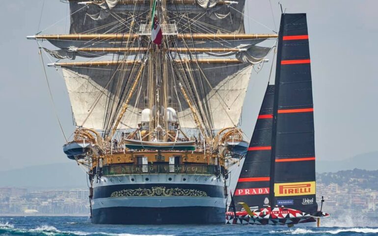 Amerigo Vespucci e Luna Rossa paris in su Gulfu de Casteddu