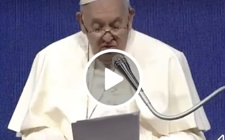 (VIDEO) Papa Francesco: “Una signora mi ha chiesto di benedire il cane. L’ho sgridata”