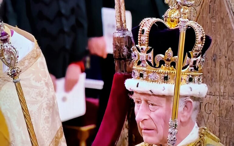 Carlo III è stato incoronato: ora è ufficialmente sovrano del Regno Unito