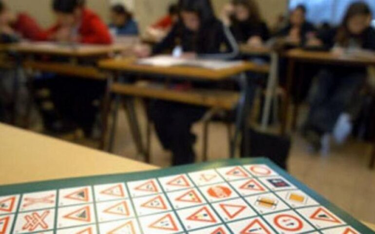 Inghiotte auricolare all’esame della patente per non farsi “beccare” dagli esaminatori