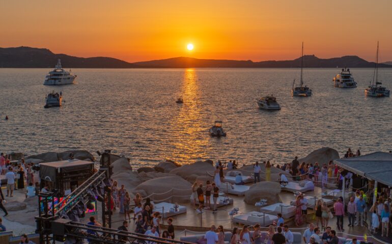 Phi beach: il top della musica elettronica mondiale davanti al tramonto più bello del Mediterraneo