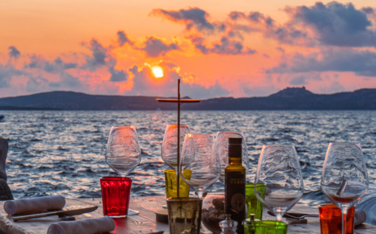 Phi Beach Restaurant: esperienze culinarie da sogno davanti al tramonto più bello d’Europa